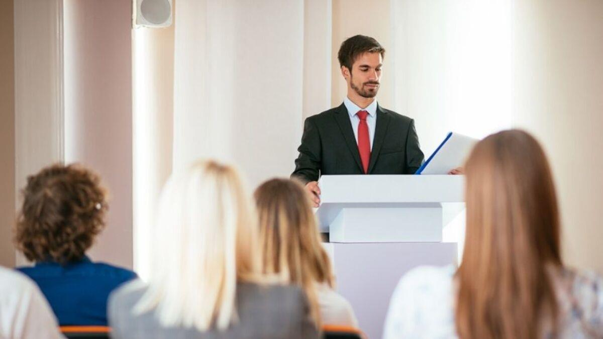 ¿Cuánto gana un licenciado en ciencias políticas?